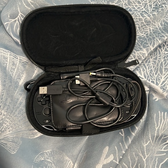 Brand new (but old) play station vita - Picture 2 of 9